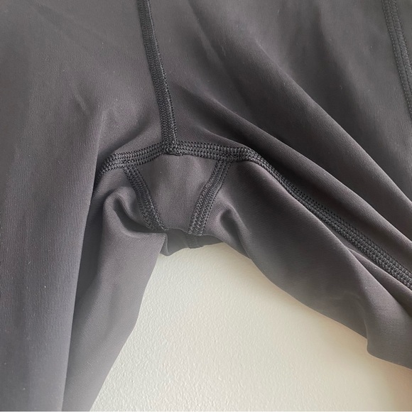 Like new lululemon power through leggings size 6 - Picture 6 of 12
